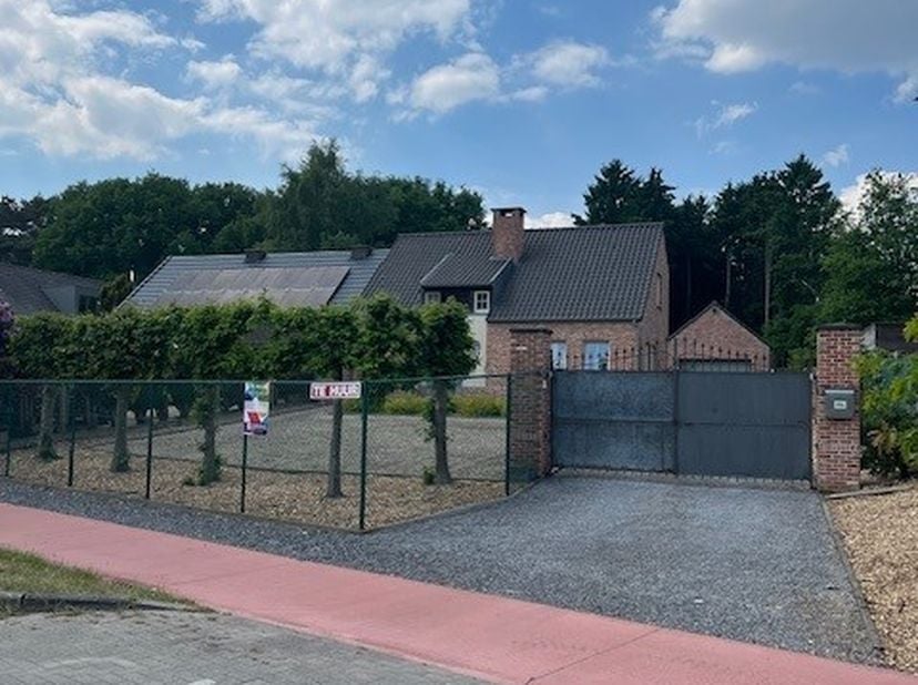 Degelijke en energie zuinige gezinswoning  - beschikbaar volgens afspraak/overeenkomst, &lt;br /&gt;
2 plus 1 slaapkamer - badkamer op verdieping / inkom ha